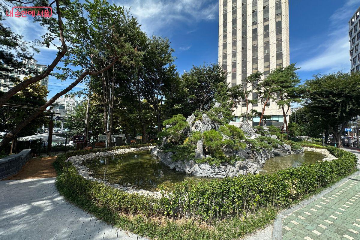'댕댕이 공원' 중심에는 높이 4m 규모의 인공 암석폭포인 ‘댕댕이 폭포’가 있다. ©김재형