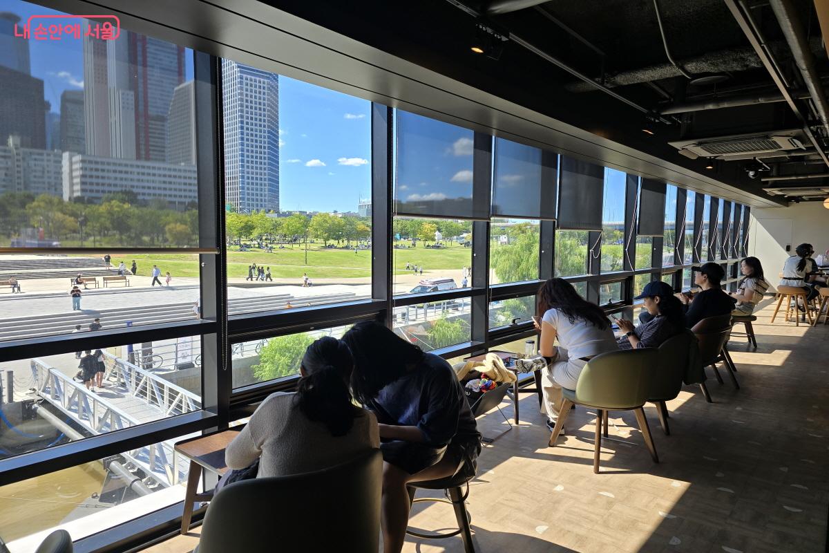 전면을 가득 채운 통창 덕분에 한강과 여의도 한강공원을 시원하게 조망할 수 있다. ⓒ조송연