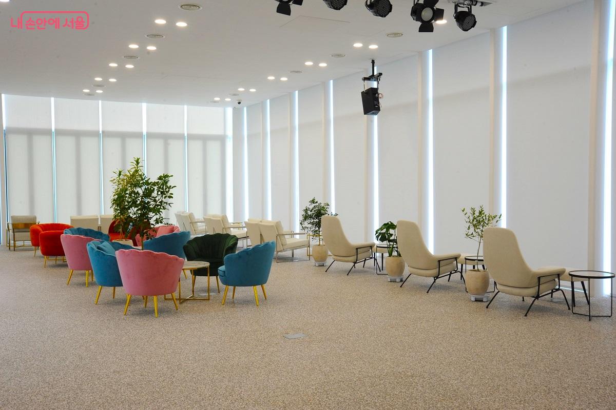 수변문화쉼터 1층의 &lsquo;수변카페&rsquo; &copy;조수봉