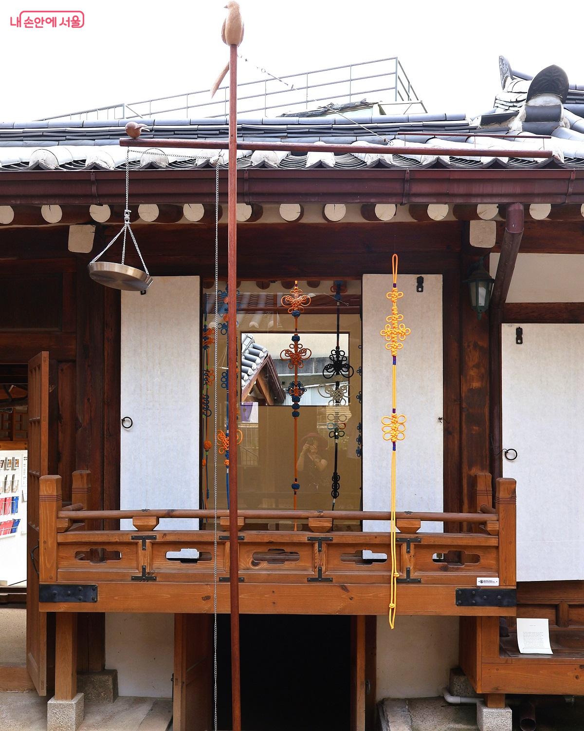 '성소 연작 2- 솟대' 새를 반기는 마음으로 솟대를 세웠고, 새가 목을 축일 수 있도록 수반도 걸어두었다. ©이봉덕