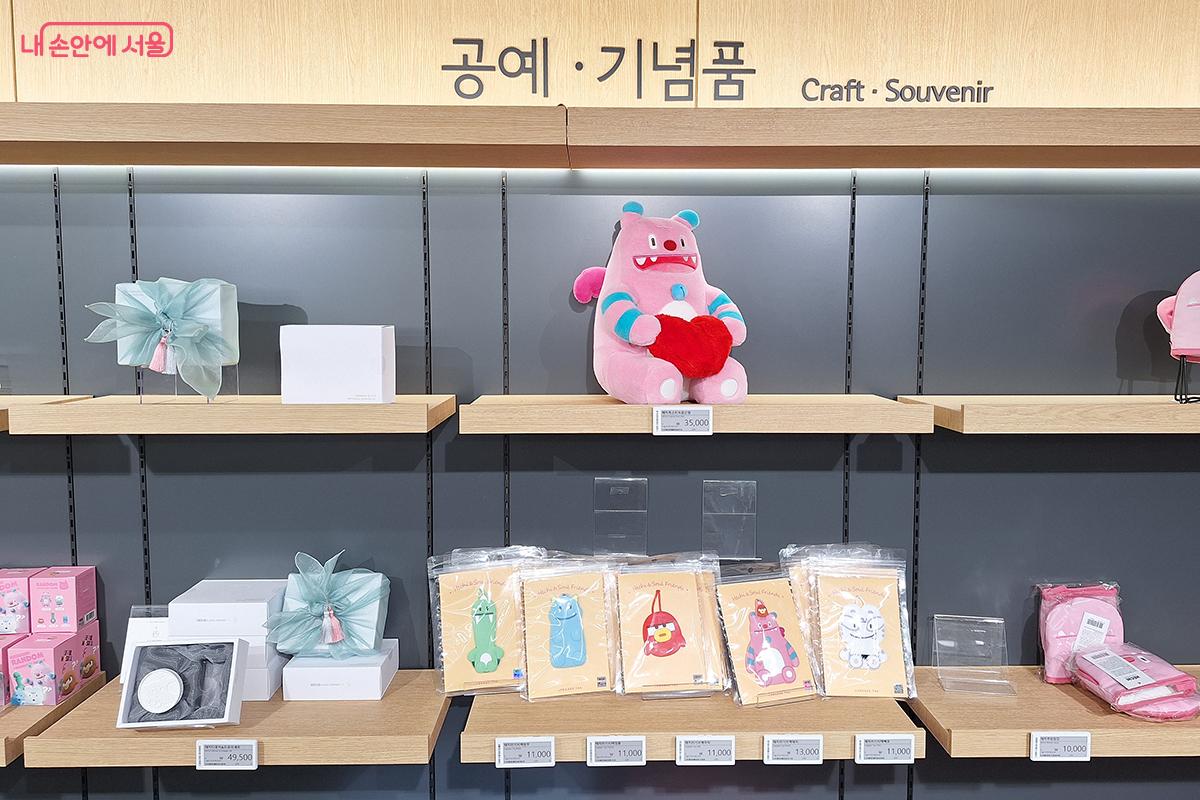 '서울동행상회' 공예, 기념품 코너에서는 서울시 마스코트 해치 인형과 해치 편지지, 리본 등 귀엽고 깜찍한 소품들을 판매하고 있다. ©백승훈
