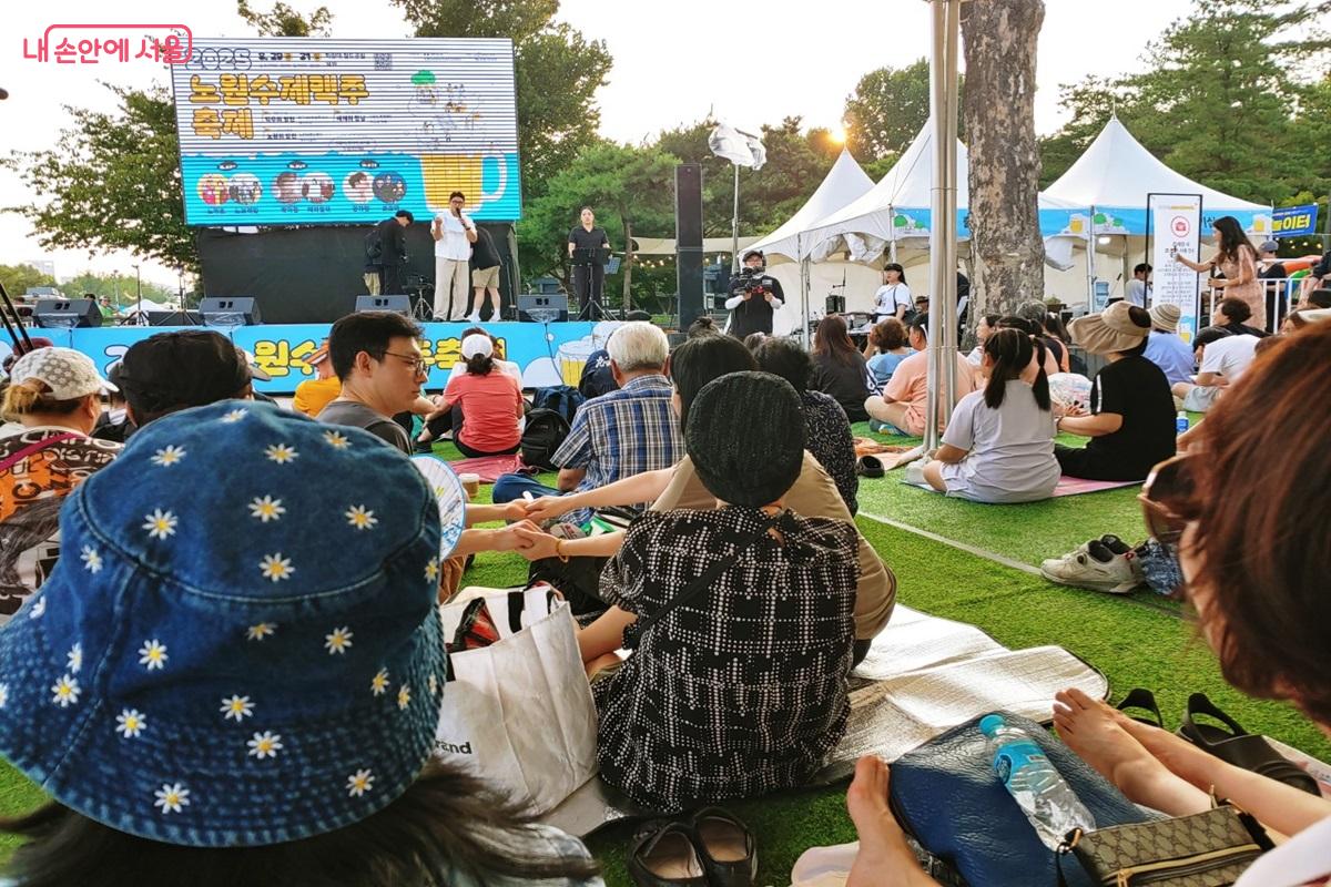 메인 무대 공연을 통해 흥겨운 시간을 즐겼다. &copy;김병규