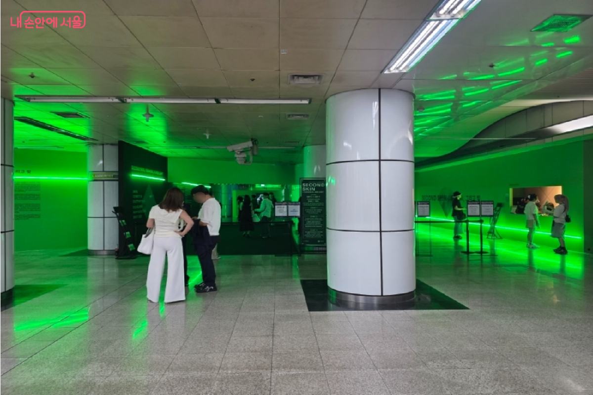 신당역 유휴공간 전시실 앞에 사람들이 서 있다. &copy;구정숙