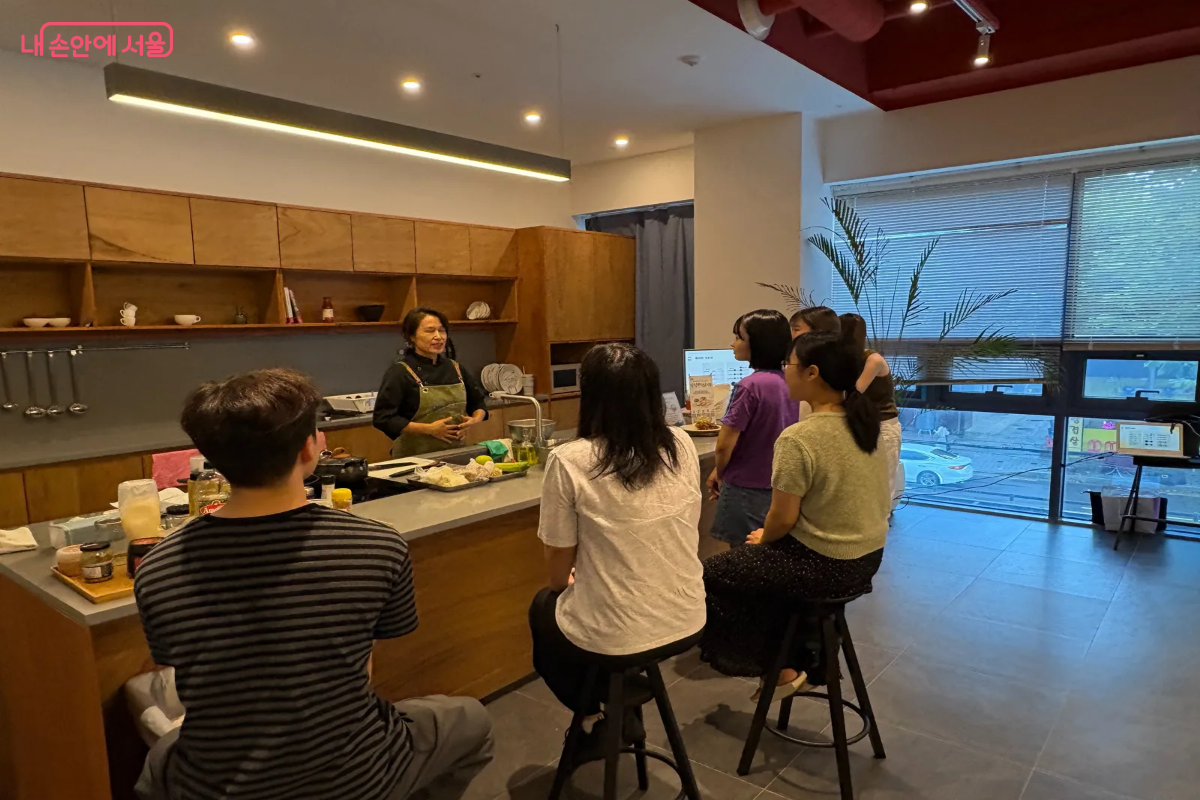 참여자들이 김영빈 요리연구가의 설명을 듣고 있다. &copy;이혜린