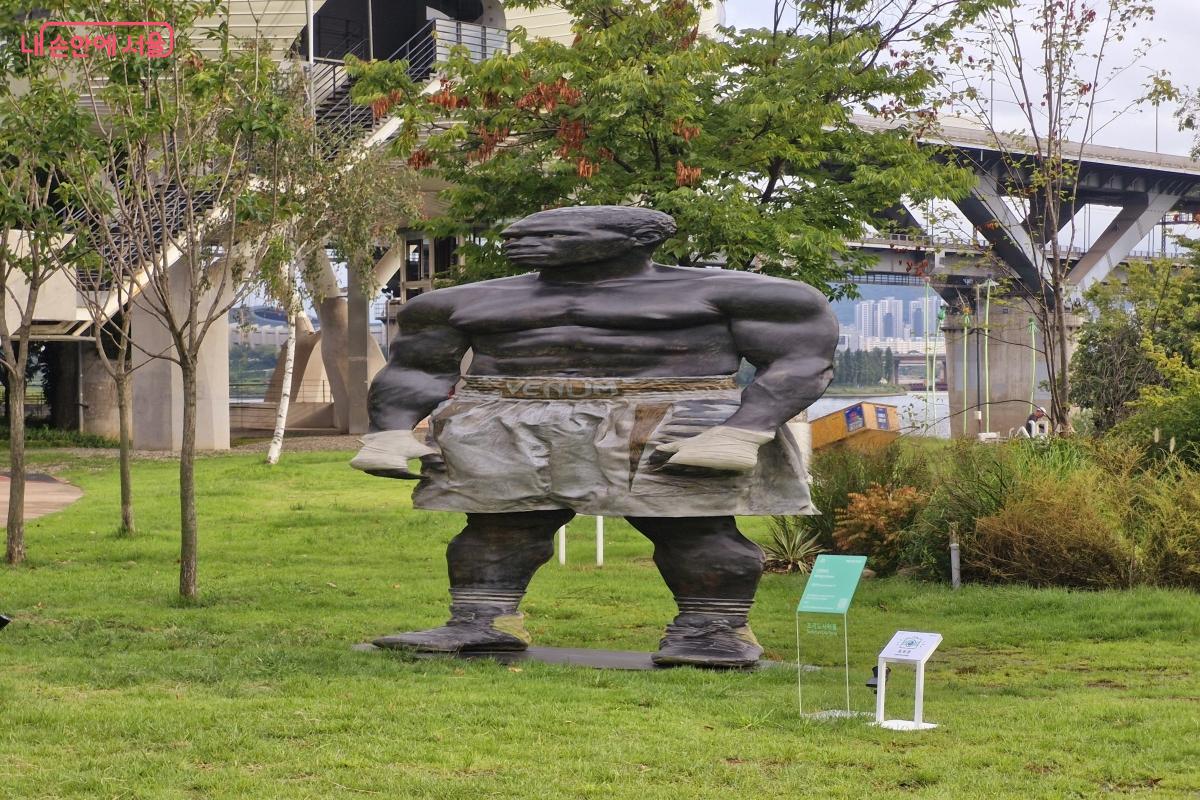 옆으로 길게 늘어진 복서의 모습을 표현한 이환권 작가의 ‘난민복서’ ©임채영