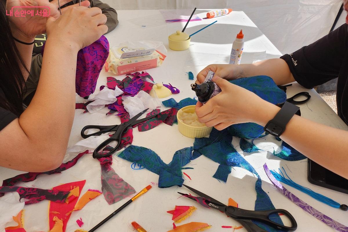 천의 색상과 무늬가 다양해 개성 있는 등을 만들고 있다. ©이소현 