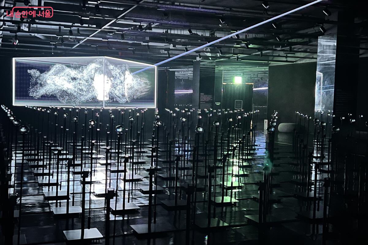 AI 기술로 생성된 인물 이미지와 감정 파동이 관람객의 정서와 연결되는 작품이다. &copy;박지영 