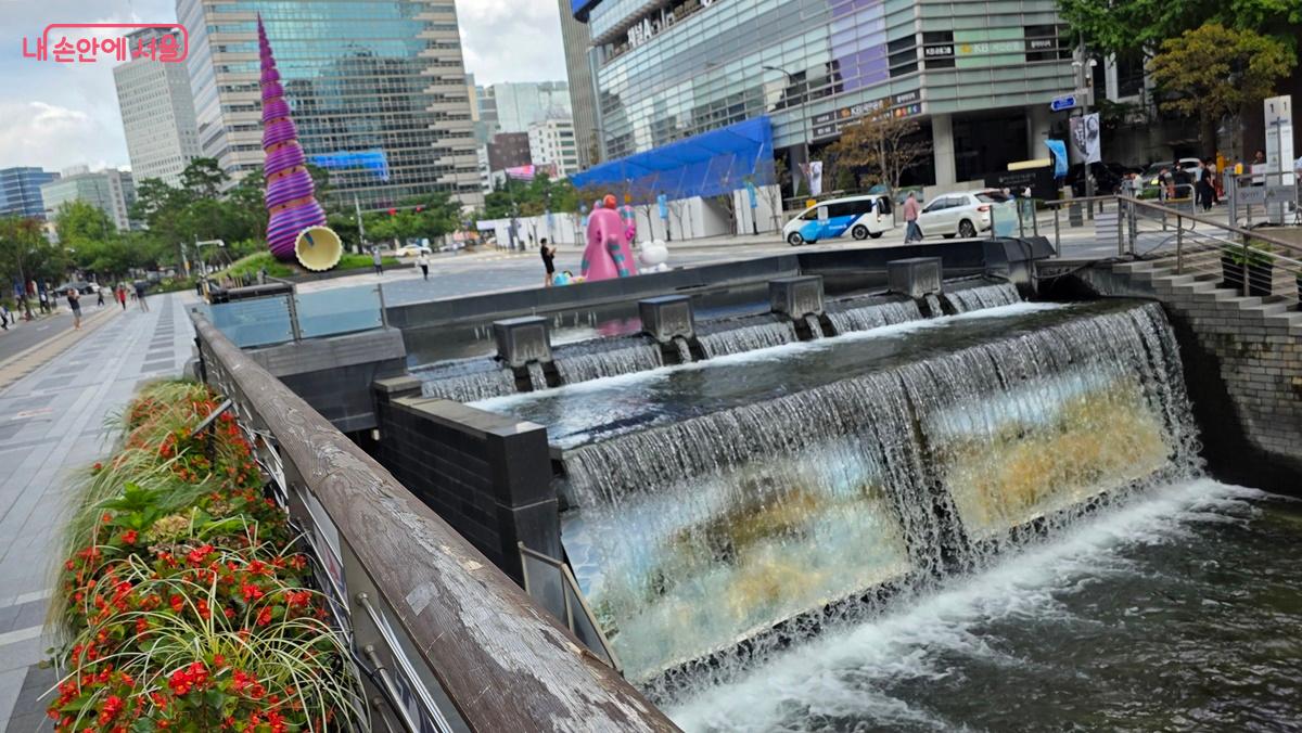 서울의 랜드마크 청계천 상류 시작점 청계광장과 종탑 일대 모습 ©최용수