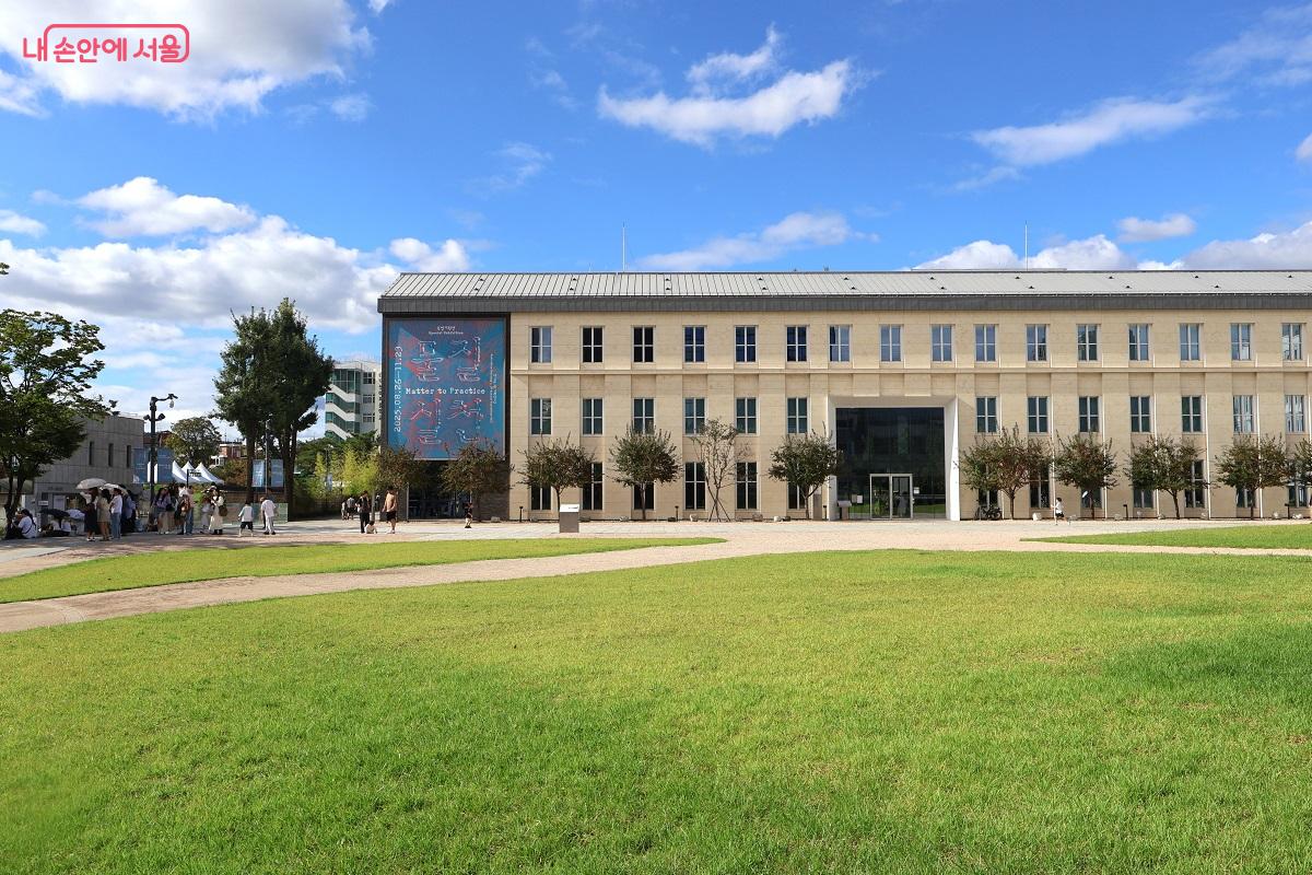 서울시 굿즈숍 '박물관가게'가 자리한 서울공예박물관 전경 ©이봉덕