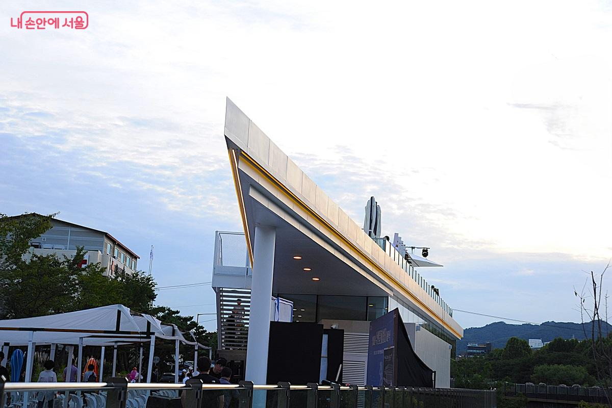 날렵한 선박 모양으로 설계된 양재천 수변문화쉼터 &copy;조수봉