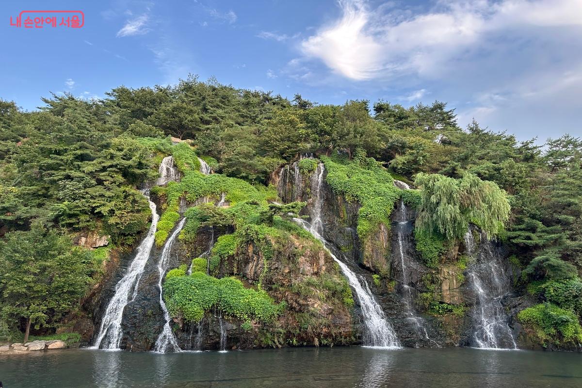 바라보는 것만으로도 힐링이 되는 홍제천 인공폭포 ©임수영