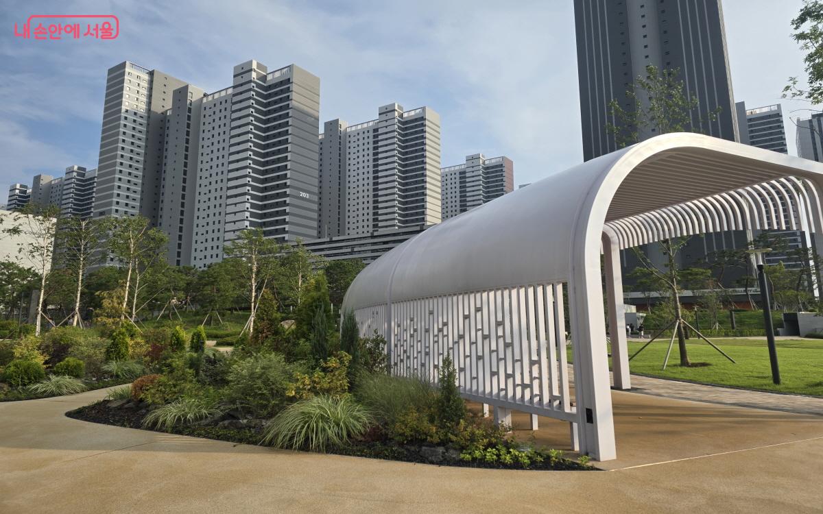 인근에 작은 정원도 잘 꾸며져 있어 책을 빌려 책크닉을 나와도 좋겠다. ©염지연