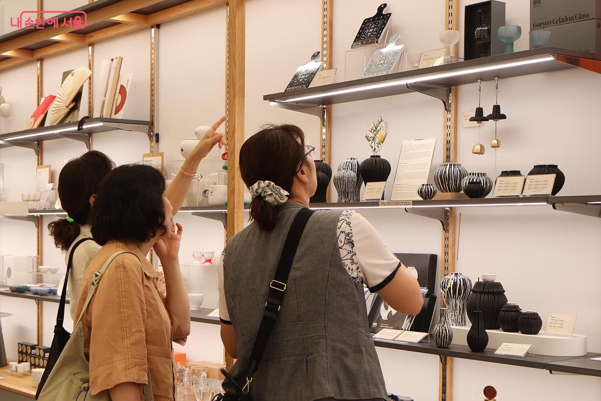 디자인 스토어를 방문객들이 흥미롭게 상품을 살펴보고 있다. ©이봉덕
