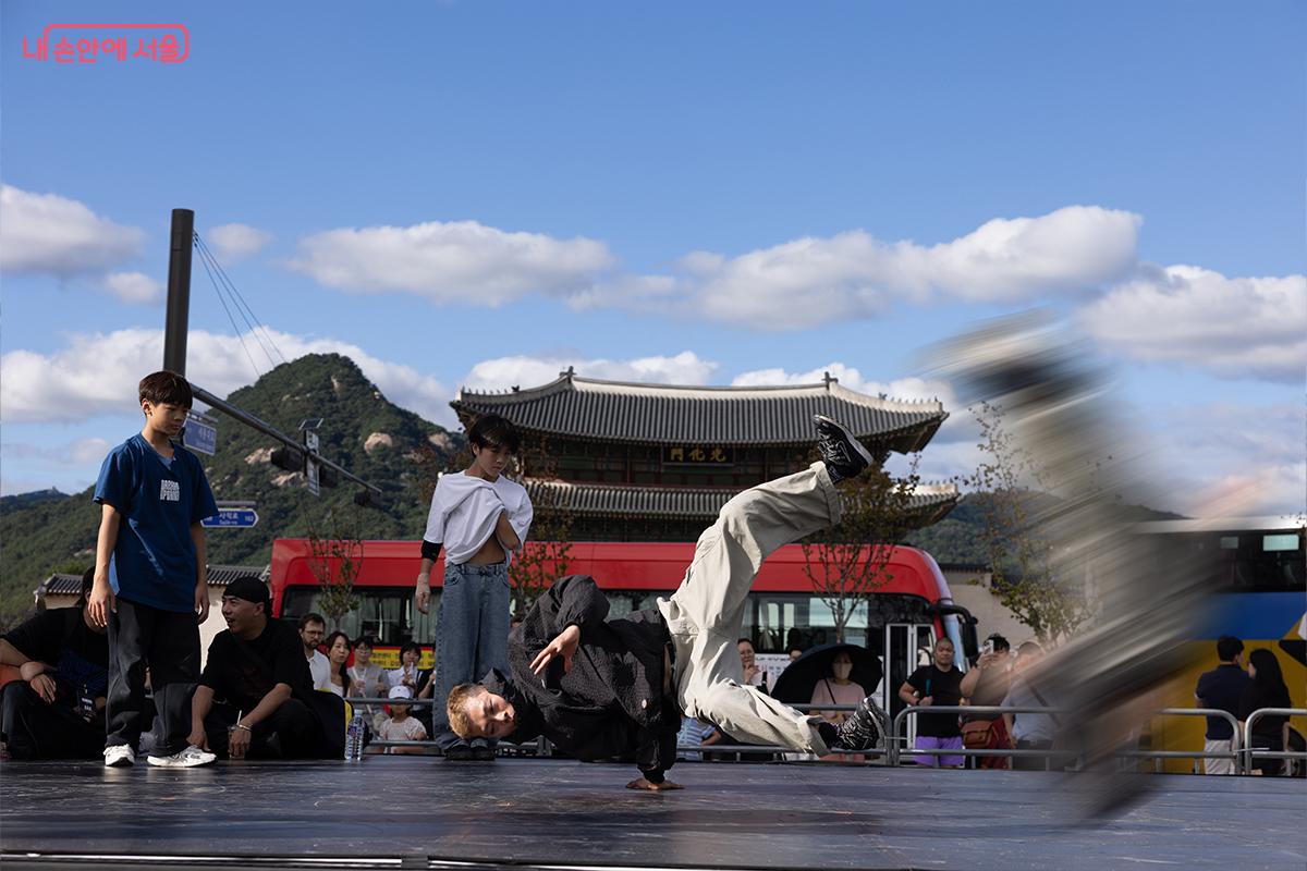 브레이킹 대회 참가자가 균형을 잡으며 기술을 선보이고 있다. &copy;장신자