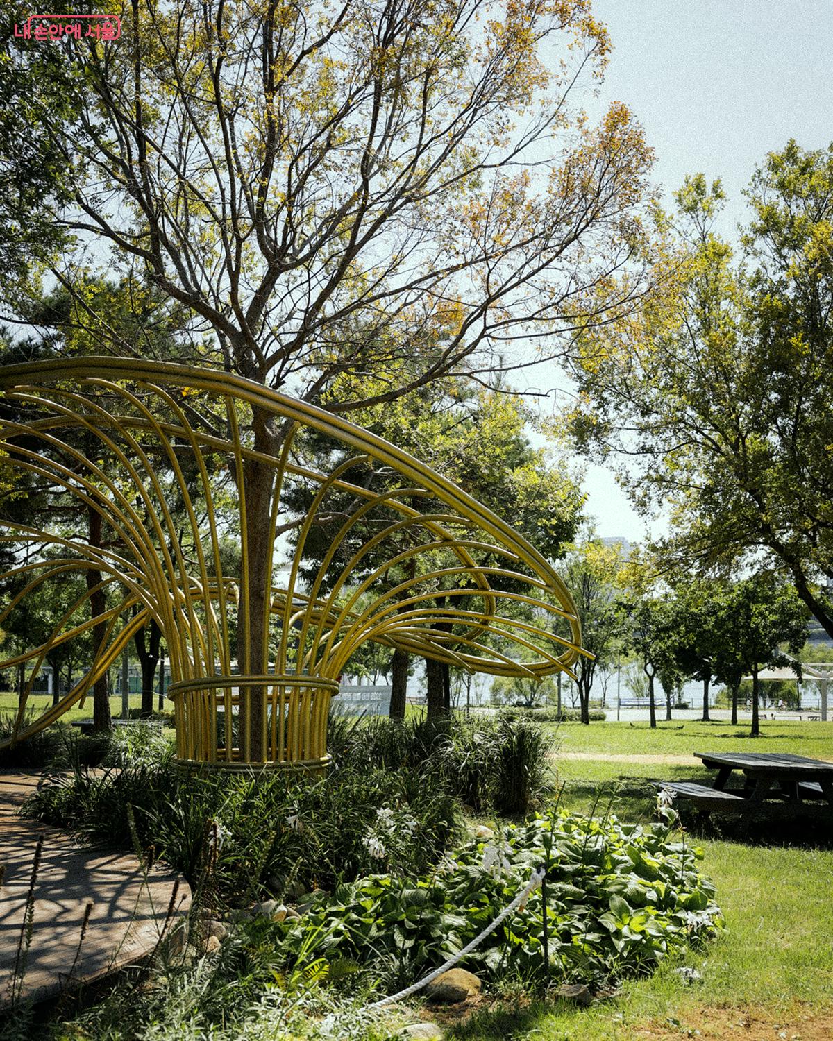 2024 서울국제정원박람회 작가정원A 동상 수상작 <The Butterfly Effect>(Nicha Chongkriengkrai, Sorat Sitthidumrong 작가, 태국) ©김아름