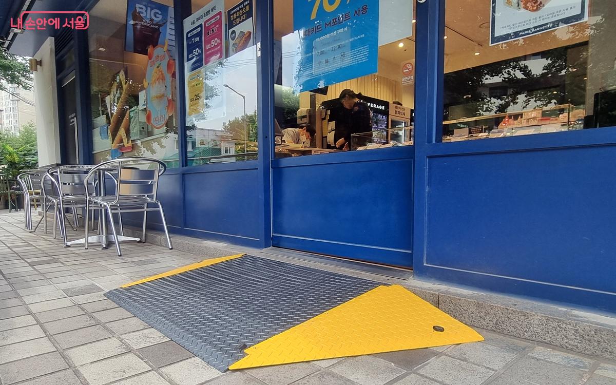 약국, 편의점, 식당 등 생활밀착형 소규모 점포 경사로 설치를 지원한다.