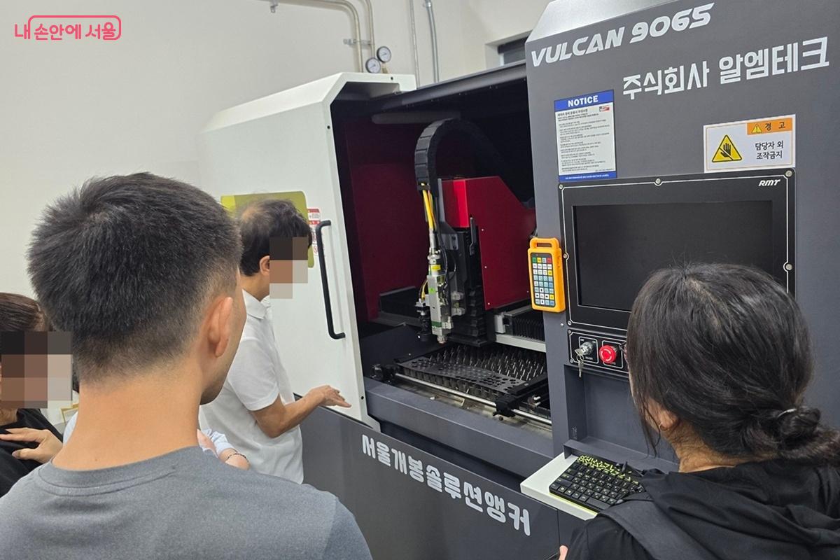 3층 장비실 설명을 경청하고 있다. ©조성희