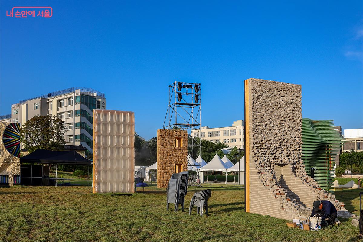 돌과 벽돌로 재해석된 실험적 건축 구조물 &copy;장신자