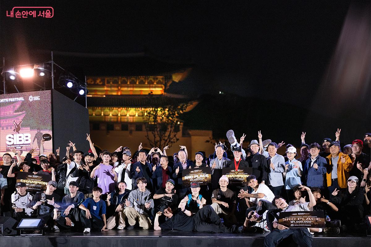 '2025 서울 익스트림 스포츠 페스티벌' 브레이킹 국제대회 수상자와 참가자들이 9월 13일 광화문광장에서 기념촬영을 하고 있다. &copy;장신자