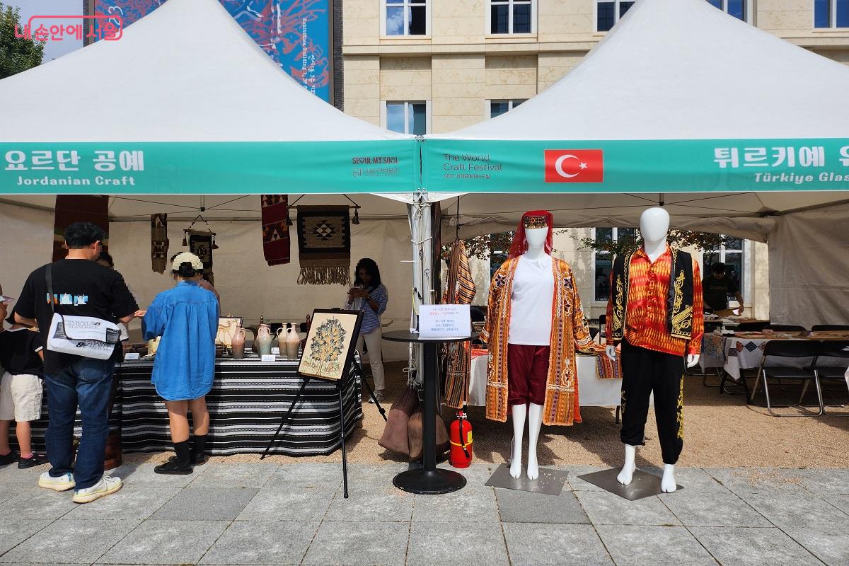 다수의 국가들이 참여해 각국의 전통과 현대 공예를 선보였다. ©이소현 