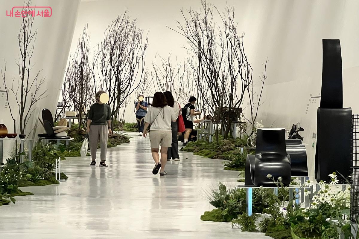 디자인둘레길을 따라 산책하는 동안 일상과 연계된 다양한 예술 작품과 만나게 된다. &copy;박지영