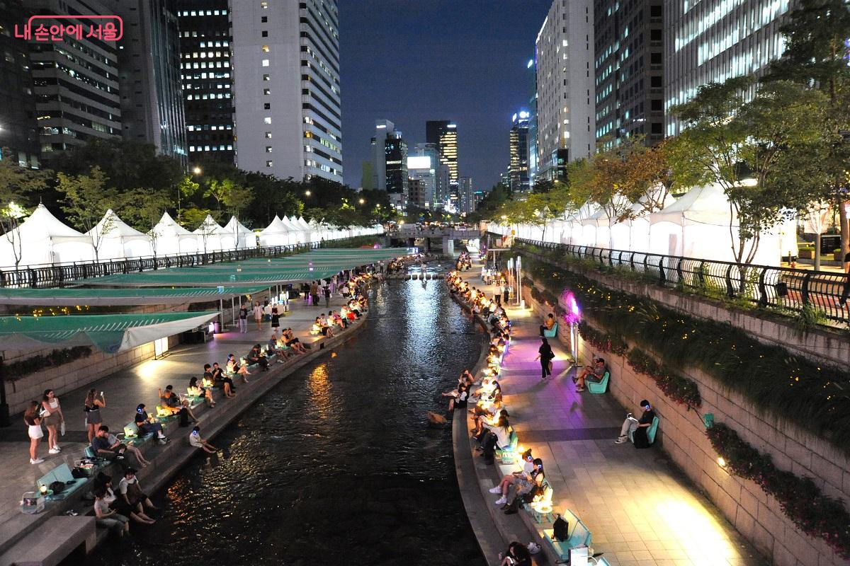 야간에 더욱 많은 방문객들이 &lsquo;책읽는 맑은냇가&rsquo;에서 힐링의 시간을 보내고 있다. &copy;조수봉