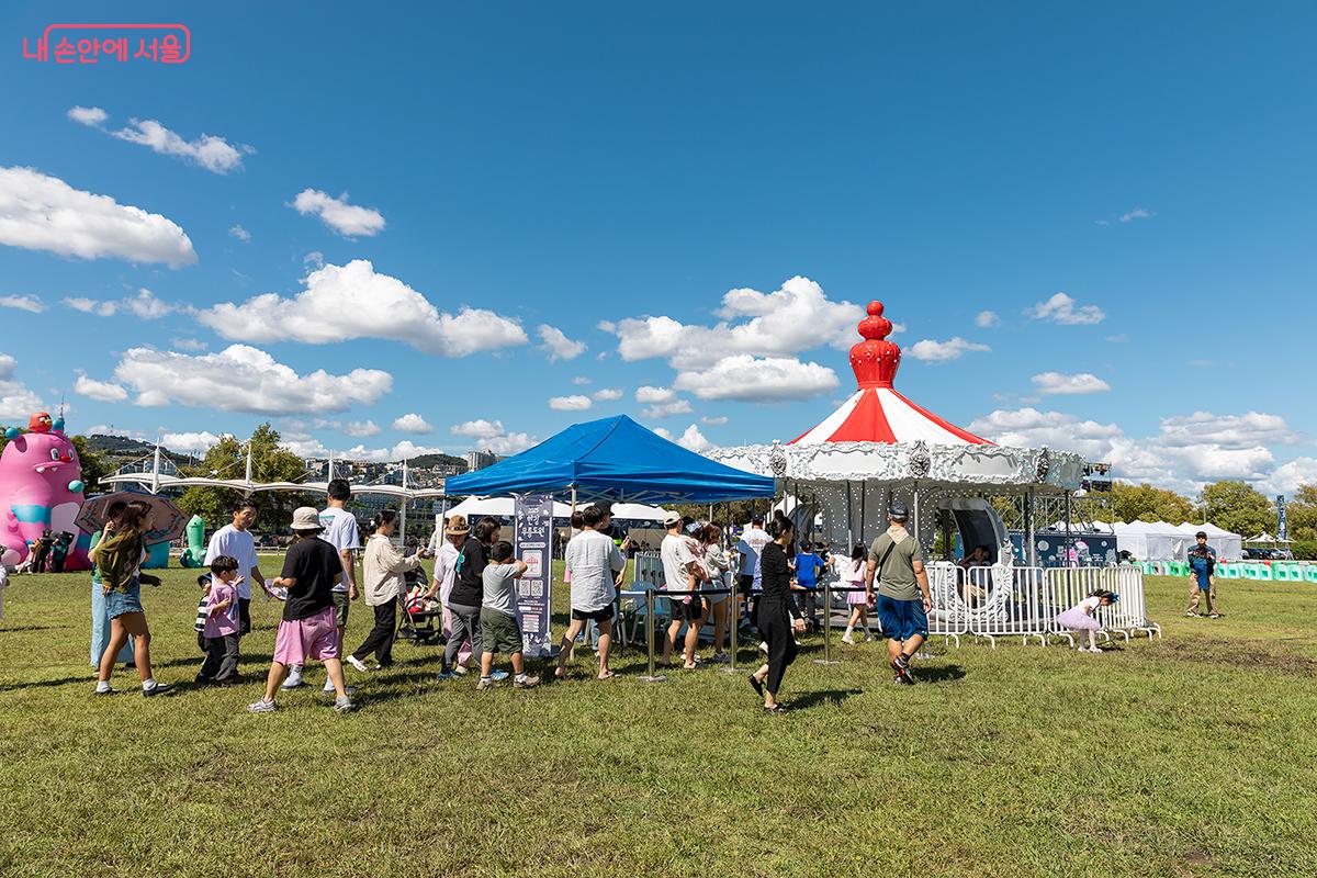 아이들에게 인기가 많은 회전목마 앞에는 긴 줄이 서 있다. ⓒ문청야