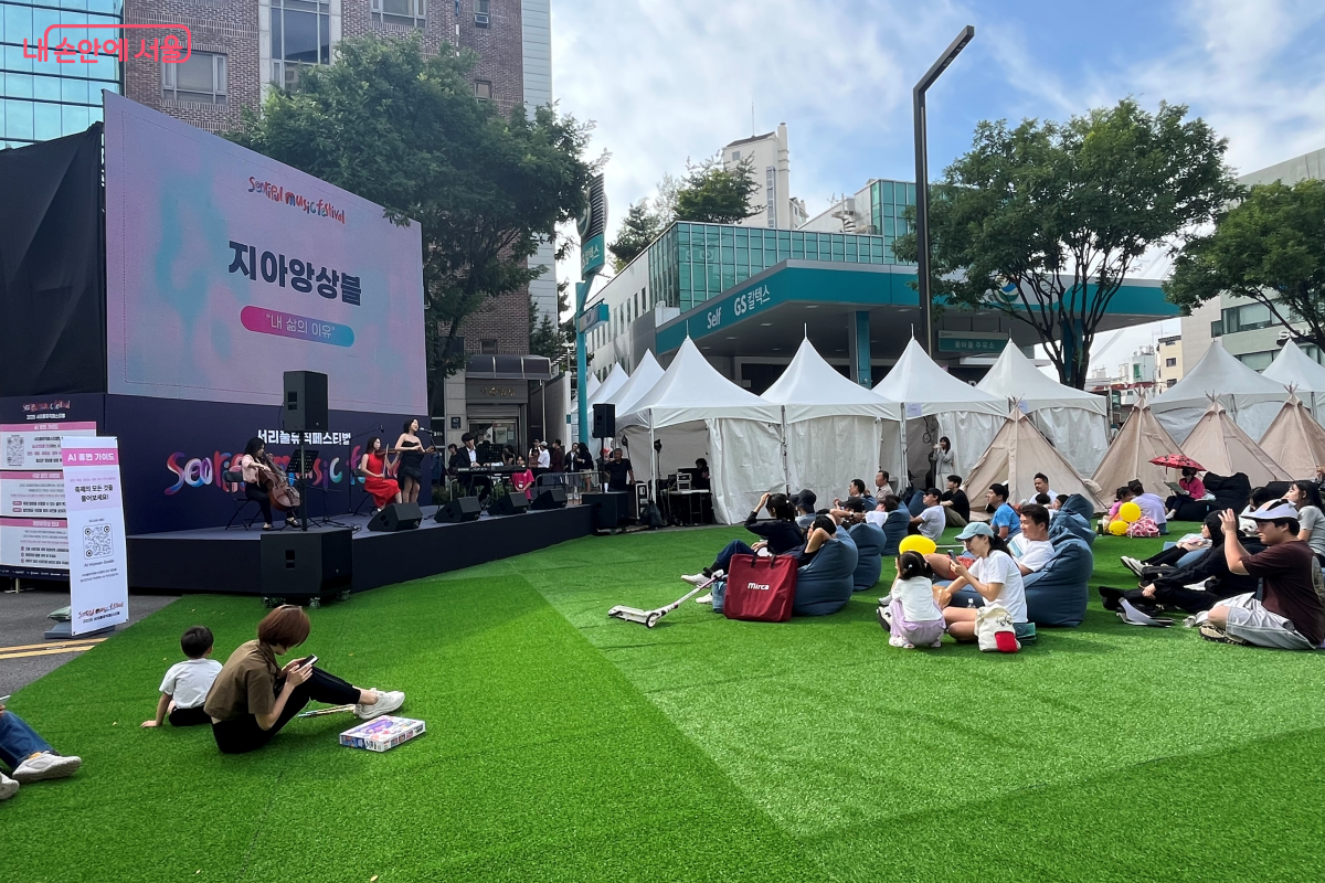 곳곳에서 진행되는 공연들을 관람하며 즐기는 시민들 ©김연희