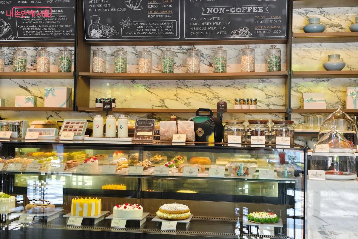 1층 호텔 카페인 컨펙션즈 바이 포시즌스에서는 서울을 주제로 한 메뉴를 판매하고 있다. ©김은주