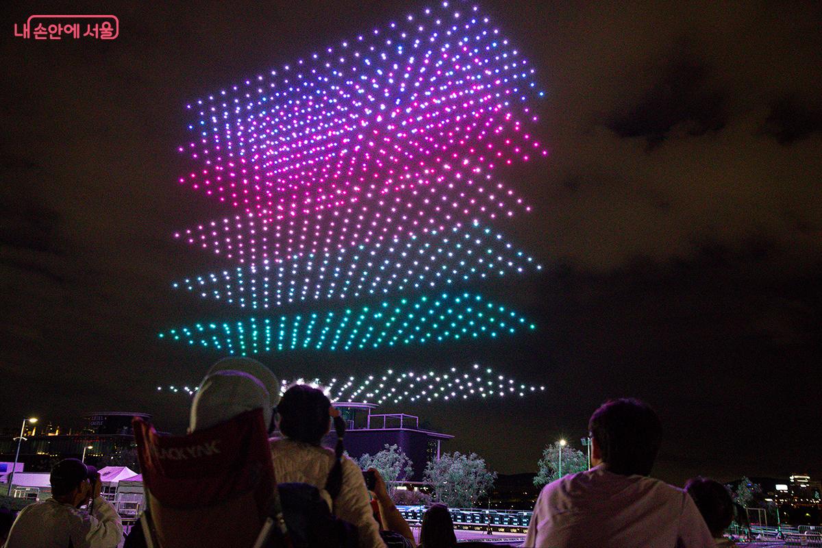가을의 선선한 바람과 함께 감상하는 드론쇼는 한강의 낭만과 최첨단 기술이 만나 빚어낸 새로운 형태의 문화콘텐츠였다. ©문청야