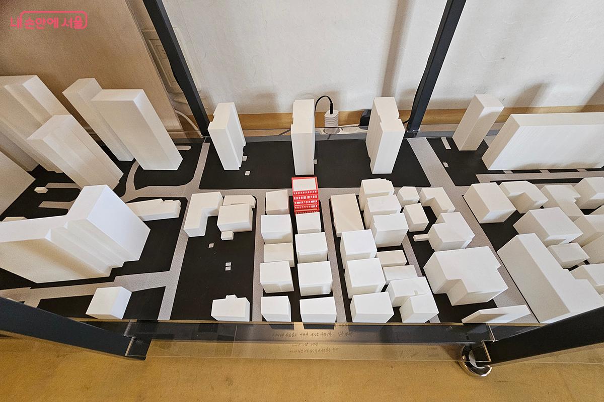 붉게 빛나는 ‘그리드 149’는 하얀 도시 모형 속에서 독창성을 발한다. ©백승훈