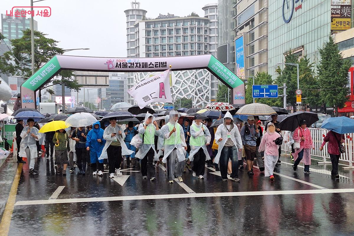 8시부터 시작된 준비행사가 끝나고 8시 30분 정각에 본격적인 걷기 행진이 시작되었다.
