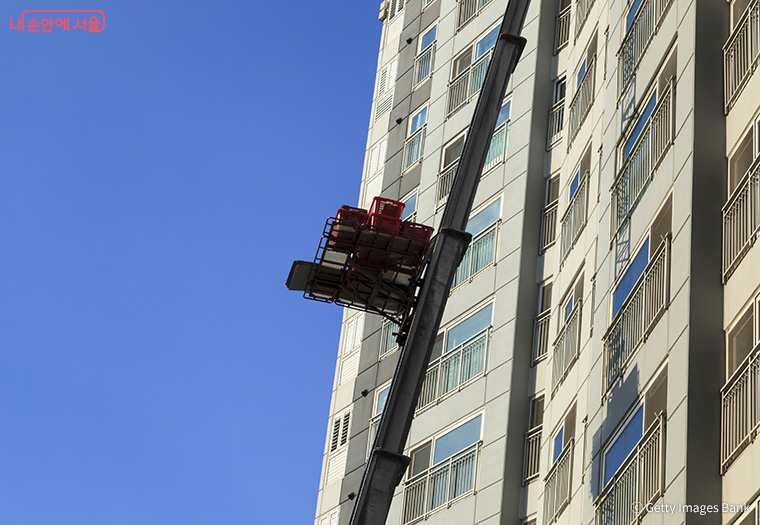 이사 철 서울 고층 아파트에서 흔히 볼 수 있는 사다리차
