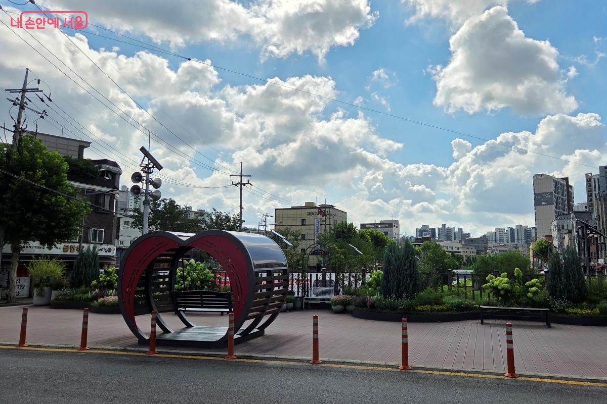 나무 의자와 하트 모양 디자인의 흔들의자가 마련됐다. ©김미선