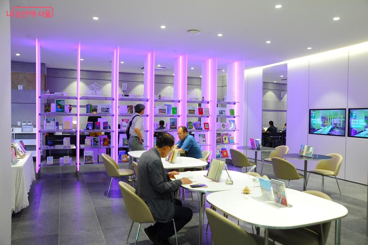 &lsquo;광화문 라운지&rsquo;의 독서 공간 &copy;조수봉
