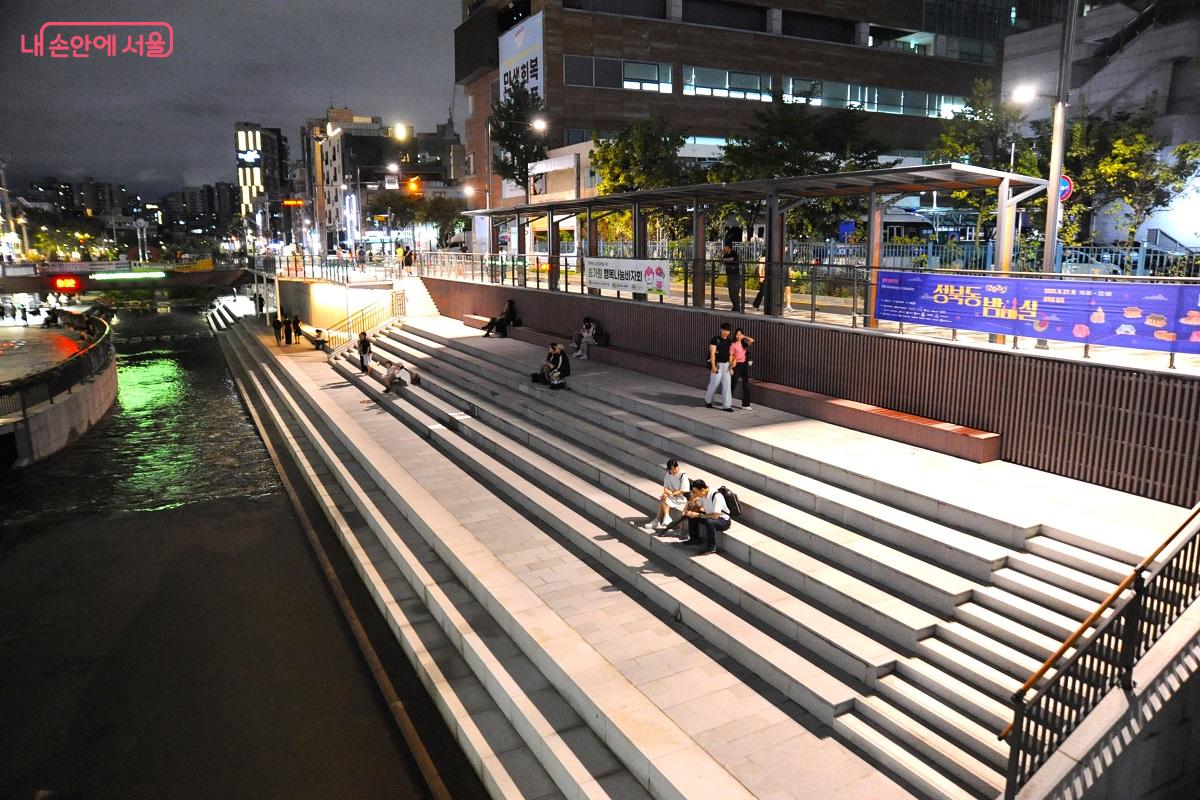 천변에 조성된 스탠드는 산책객과 자전거 이용객들이 쉬어갈 수 있는 충분한 공간의 쉼터다. &copy;조수봉