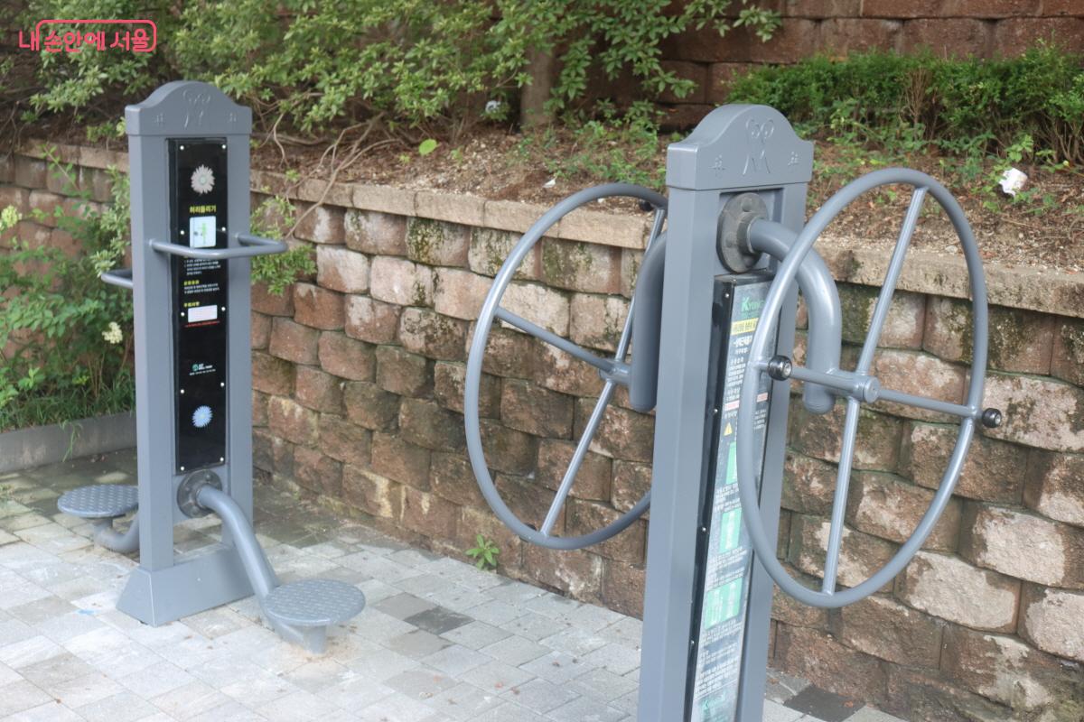 주민 누구나 이용할 수 있도록 운동기구를 설치했다. ©조송연