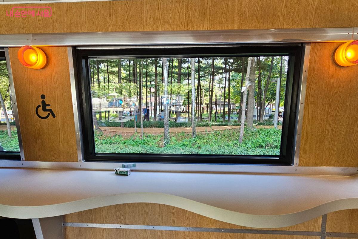 창밖엔 멋진 숲 풍경이 펼쳐져 있다. ©홍혜수  