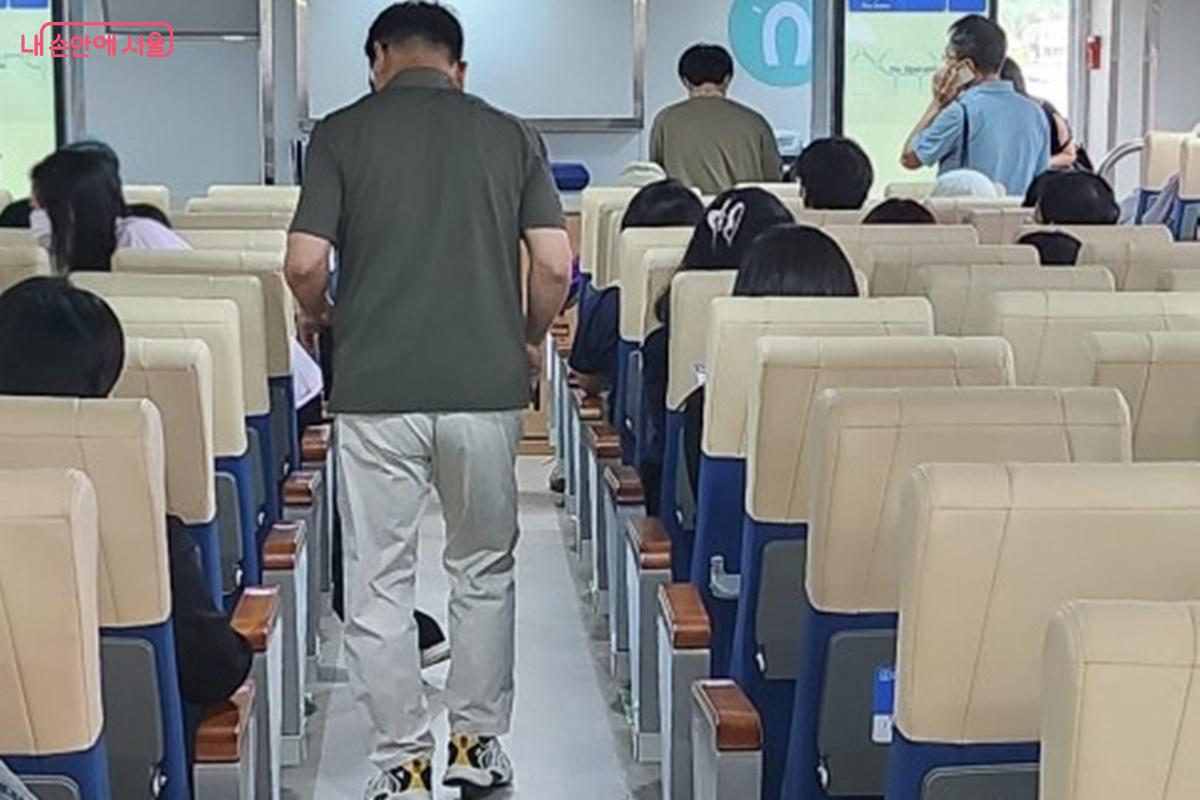 깔끔하게 꾸며진 한강버스 선실 내부 ©한용태