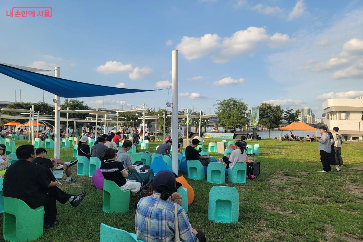 &lsquo;2025 책읽는 한강공원&rsquo;에서 독서와 휴식을 즐기고 있는 서울 시민들을 만날 수 있다. &copy;이동영