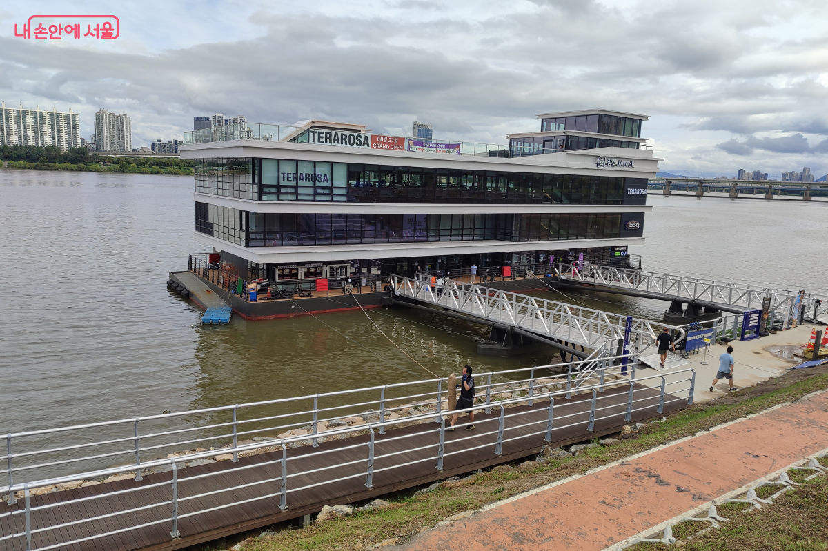 잠실 선착장에서 한강버스 첫 차를 타봤다. ⓒ정승환