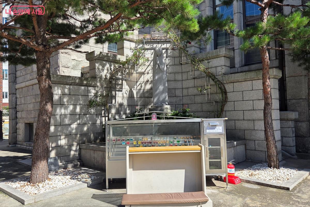 성당 외부에는 기도할 수 있도록 마련된 곳이 있다. ©김미선