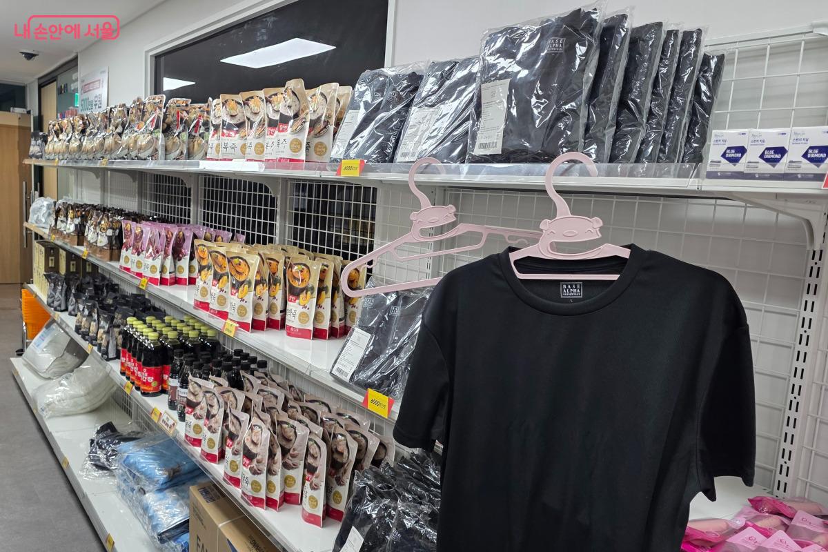 온기창고에 진열된 생필품들. 쪽방주민은 적립금 한도 내에서 필요한 물품을 선택할 수 있다. ©김민지