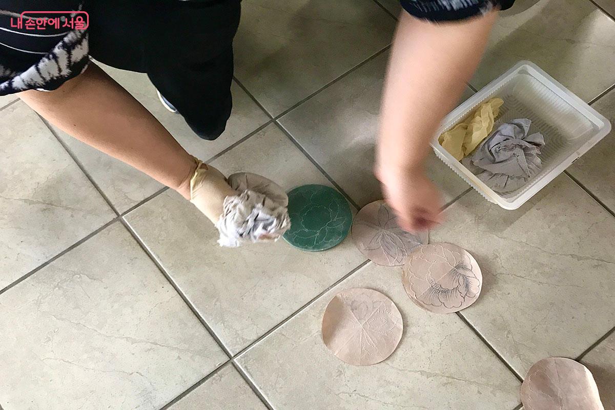 단청장 강연에서는 단청을 그려보는 체험을 진행했다. 초본지에 타분을 두드려서 밑그림을 만드는 작업 &copy;이정민