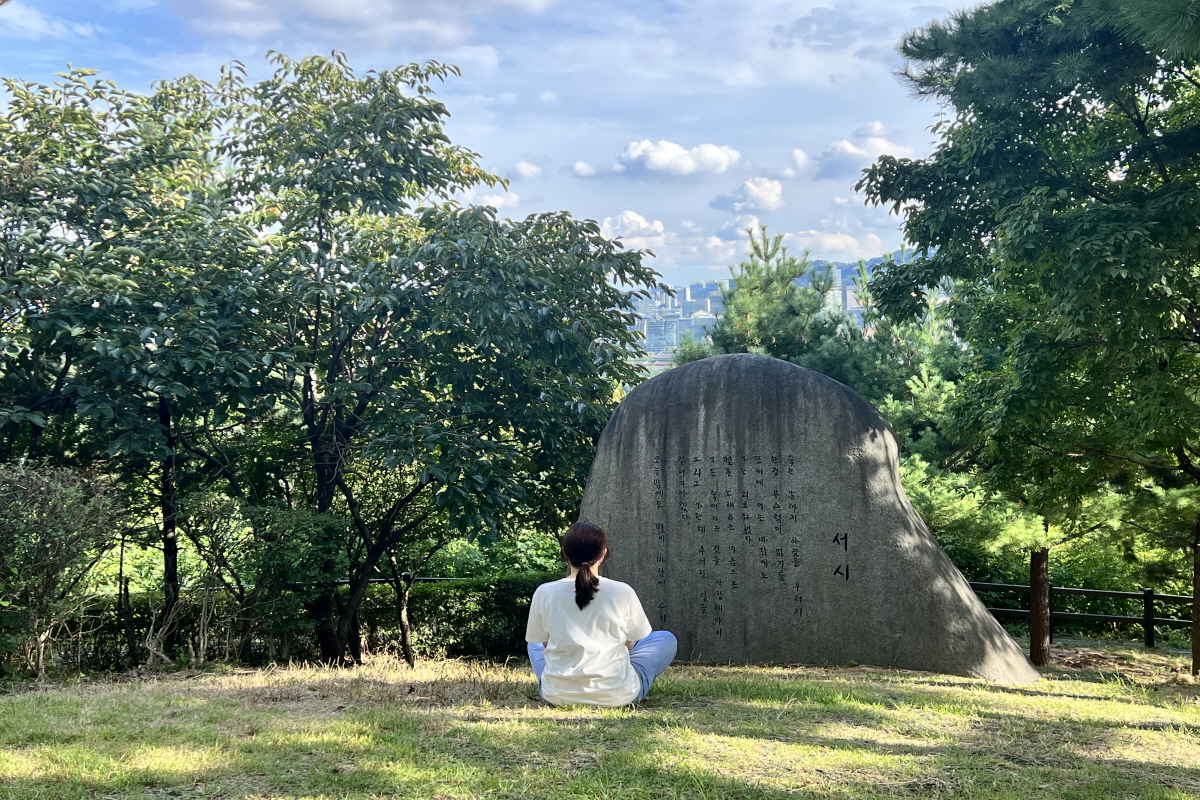 별이 된 지 80년, 시인 윤동주를 기억하는 몇 가지 방법 