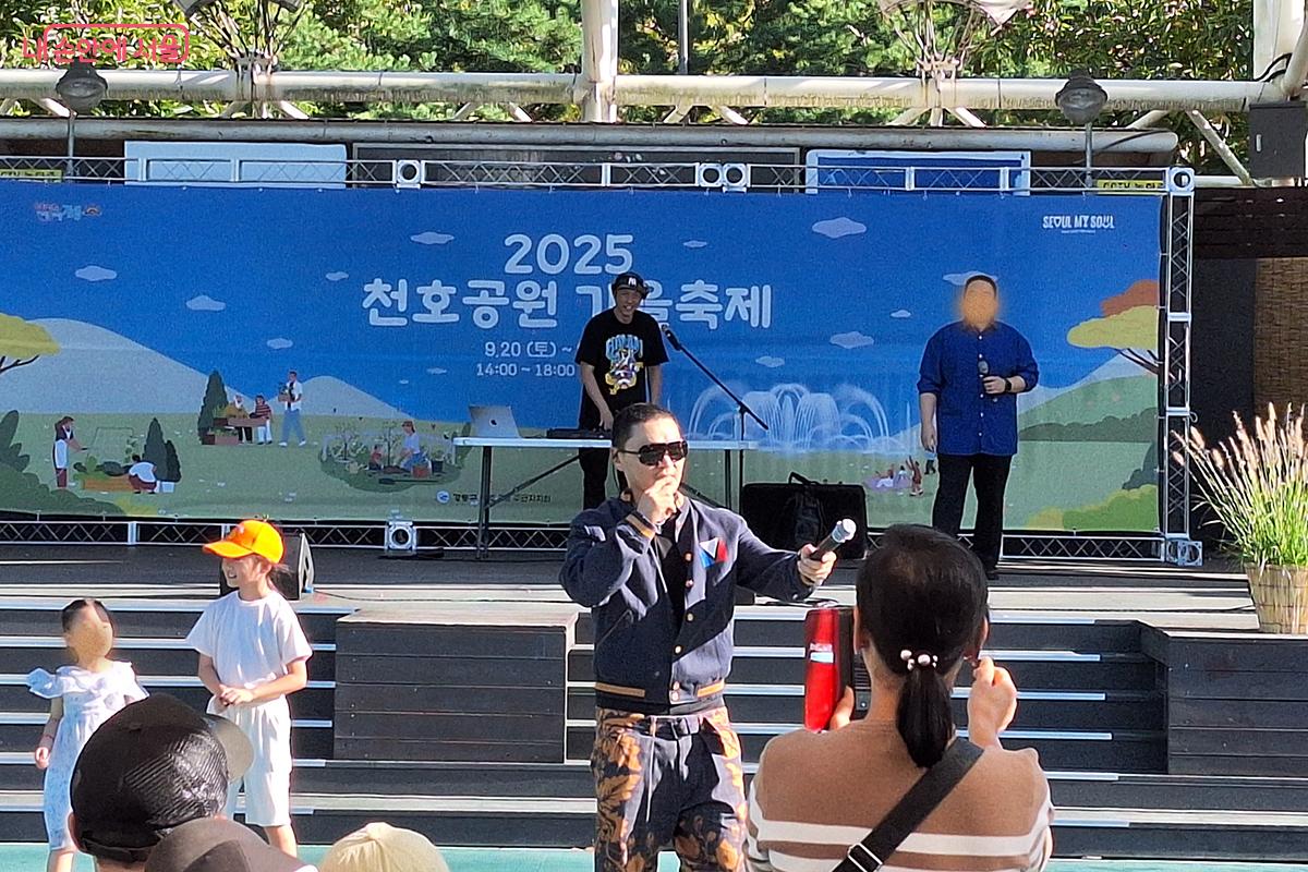 배우이자 힙합 뮤지션인 양동근이 무대에 오르자 관객들의 환호가 폭발했다.