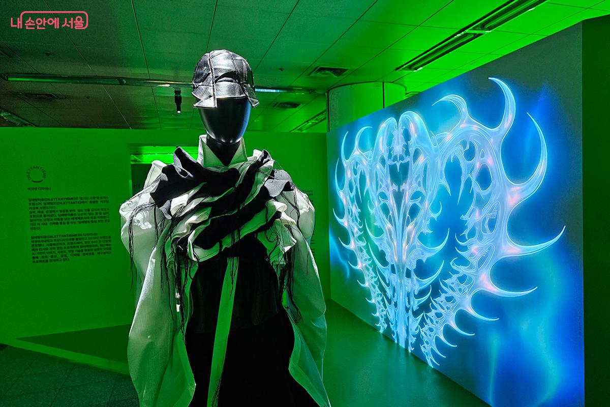 동대문에서 이어진 시간과 빛이 관객의 몸에 두 번째 피부처럼 스며든다. &copy;이혜숙