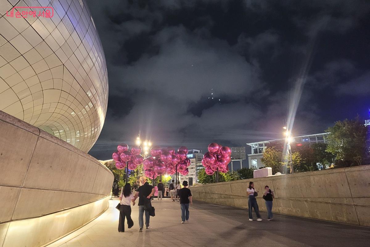 팔거리를 지나면 &lsquo;2025 DDP 디자인&아트&rsquo; 전시 조형물을 볼 수 있다. &copy;박미선 