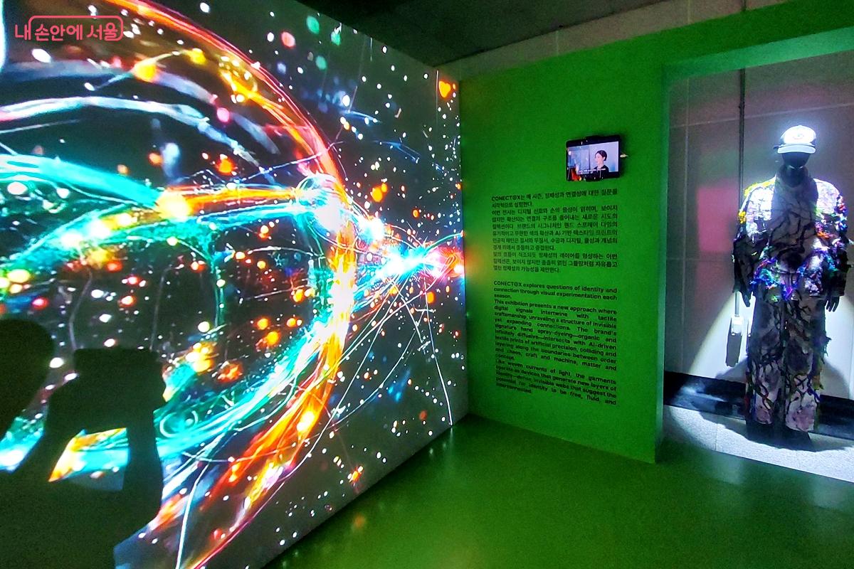 커넥트엑스는 경계 없는 정체성을 추구하는 젠더리스 스트리트웨어 브랜드다. ©정향선