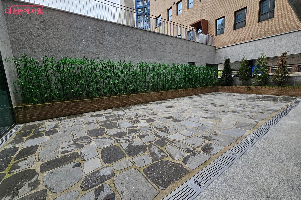 자연의 숨결이 담긴 조용한 정원은 평안한 시간과 마음의 쉼이 흐르는 공간이다. ©이혜숙